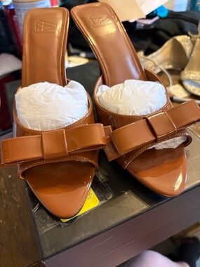 Women’s Patent Bow Slide Sandals in Brown